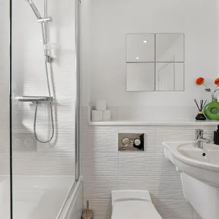 Urban Oasis Luxe In Bris - Sleeps 14 - Parking - Free Wifi - Garden Nyaraló Bristol