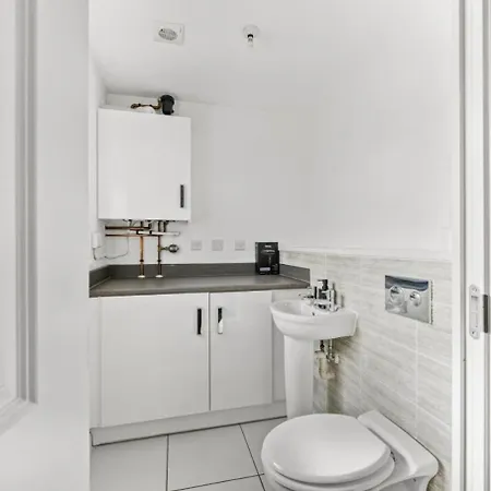 Urban Oasis Luxe In Bris - Sleeps 14 - Parking - Free Wifi - Garden Σπίτι διακοπών