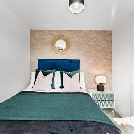 Urban Oasis Luxe In Bris - Sleeps 14 - Parking - Free Wifi - Garden *