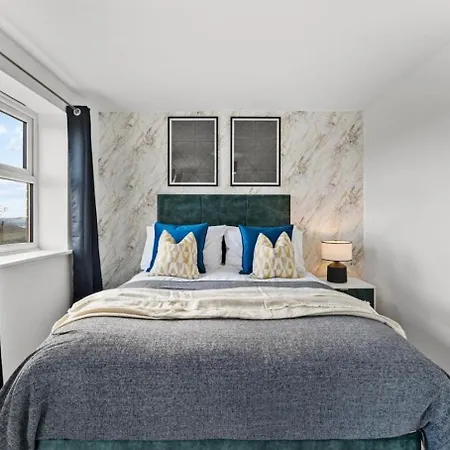 Urban Oasis Luxe In Bris - Sleeps 14 - Parking - Free Wifi - Garden Nyaraló