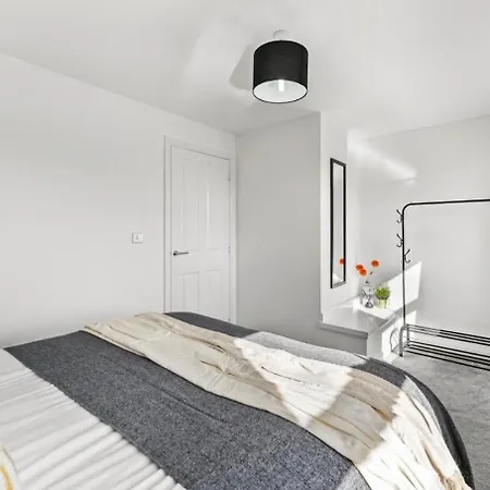 Urban Oasis Luxe In Bris - Sleeps 14 - Parking - Free Wifi - Garden Bristol