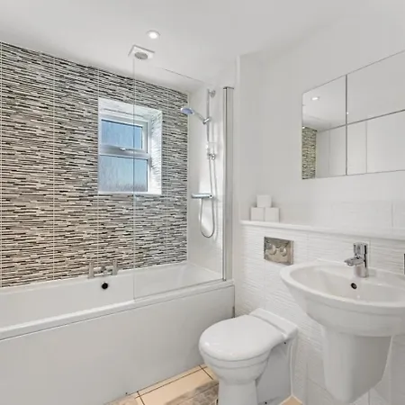 Urban Oasis Luxe In Bris - Sleeps 14 - Parking - Free Wifi - Garden Σπίτι διακοπών