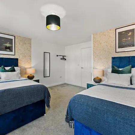 Urban Oasis Luxe In Bris - Sleeps 14 - Parking - Free Wifi - Garden *