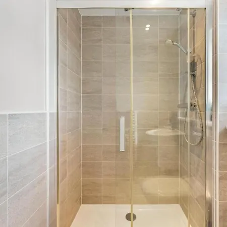 Urban Oasis Luxe In Bris - Sleeps 14 - Parking - Free Wifi - Garden Nyaraló *