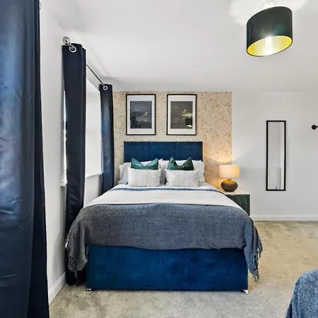 Urban Oasis Luxe In Bris - Sleeps 14 - Parking - Free Wifi - Garden بيت للعطل
