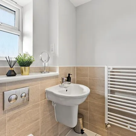 Nyaraló Urban Oasis Luxe In Bris - Sleeps 14 - Parking - Free Wifi - Garden Bristol