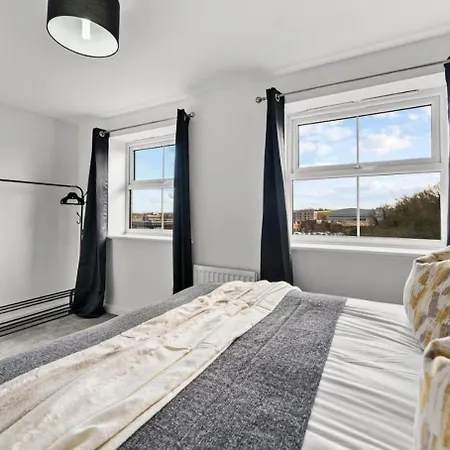 Vakantiehuis Urban Oasis Luxe In Bris - Sleeps 14 - Parking - Free Wifi - Garden *