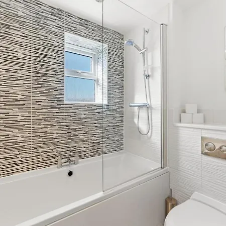 Urban Oasis Luxe In Bris - Sleeps 14 - Parking - Free Wifi - Garden Feriehus *