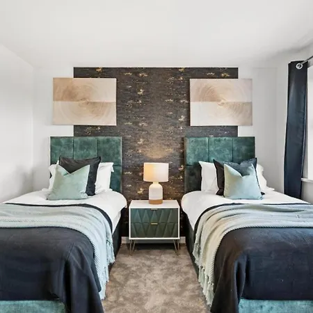 Urban Oasis Luxe In Bris - Sleeps 14 - Parking - Free Wifi - Garden *