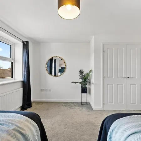 Urban Oasis Luxe In Bris - Sleeps 14 - Parking - Free Wifi - Garden
