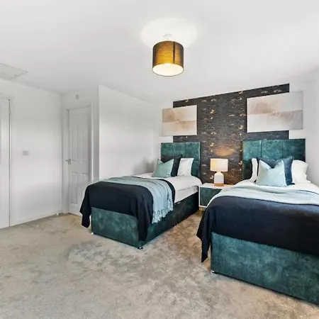 Urban Oasis Luxe In Bris - Sleeps 14 - Parking - Free Wifi - Garden Bristol