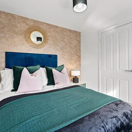 Urban Oasis Luxe In Bris - Sleeps 14 - Parking - Free Wifi - Garden